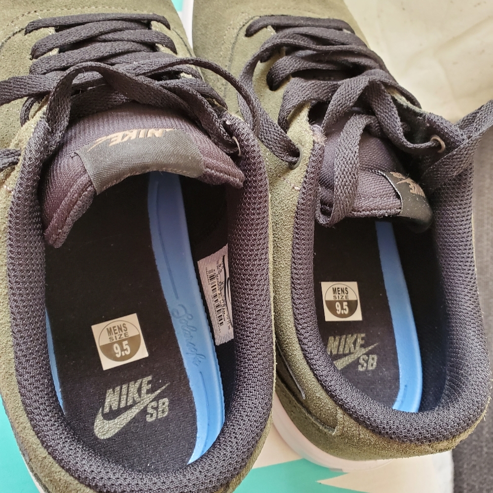 Shoes - Picture 3 of 9
